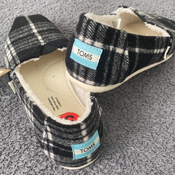 TOMS BLACK WOMENS FAUX SHEARLING SHOES - Picture 2 of 5